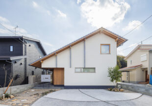 総社市岡谷軒の深い玄関と木格子の家 施工事例