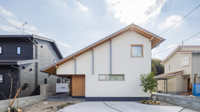 総社市岡谷軒の深い玄関と木格子の家　施工事例