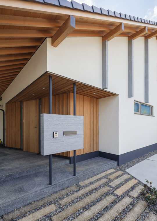 総社市岡谷軒の深い玄関と木格子の家　施工事例