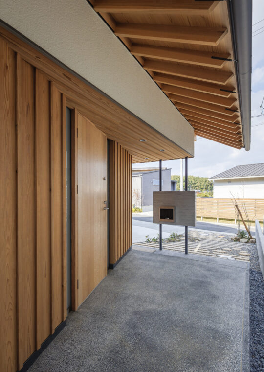 総社市岡谷軒の深い玄関と木格子の家　施工事例